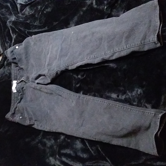 No boundaries black in color - Picture 1 of 2